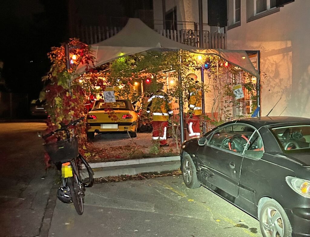 Unfall in Gartenwirtschaft - Frauenfeld TG Unfall in Gartenwirtschaft - Fahrzeug in Restaurant Frauenfeld TG