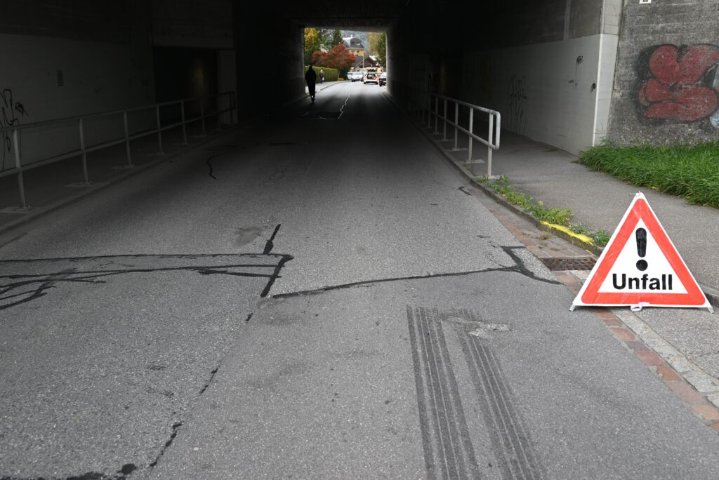 Unfall Kauenstrasse Mels: beschädigtes Velo und Auto nach Zusammenstoss