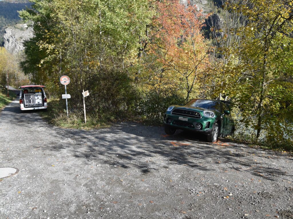 Auto an Böschungskante nach Wendemanöver in Rothenbrunnen GR Auto nach Wendemanöver in Rothenbrunnen GR an Böschung festgefahren