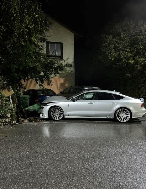 Audi S7 nach Selbstunfall in Grenchen SO Selbstunfall Grenchen SO: Audi S7 gegen Gartenmauer
