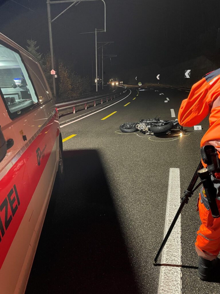 Alternativtext: Einsatzkräfte am Ort des Motorradunfalls Langnau ZH 
