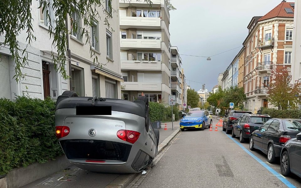 Selbstunfall Basel-Stadt: Fahrzeug auf dem Dach