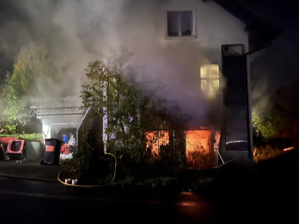 Dichte Rauchwolken aus dem Keller während des Brand Benzenschwil AG 