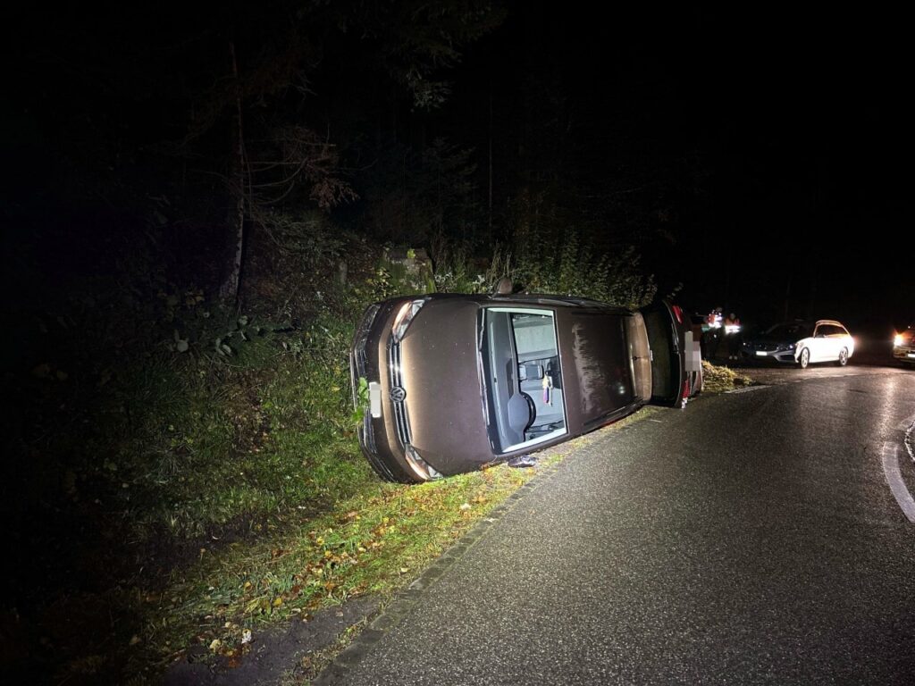 Unfallfahrzeug auf der Seite in Schöftland AG