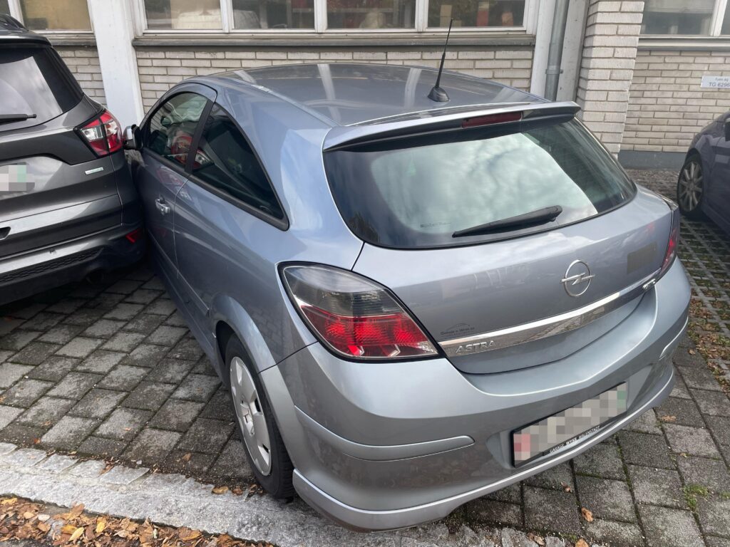 Zweites beschädigtes Auto nach Unfall in Espentobelstrasse SG Zweites beschädigtes Auto nach Unfall auf Espentobelstrasse SG