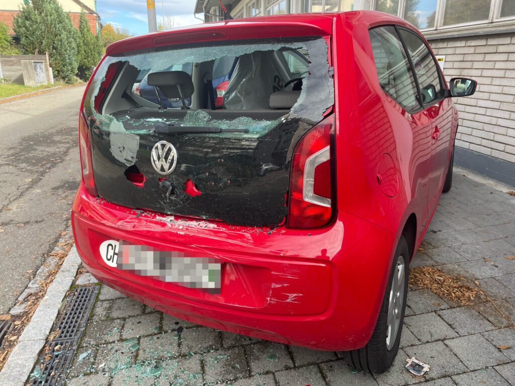 Viertes beschädigtes Auto nach Unfall in Espentobelstrasse SG Viertes beschädigtes Auto nach Unfall auf Espentobelstrasse SG