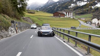 Heftige Kollision auf Berninastrasse: Auto prallt gegen Stützmauer