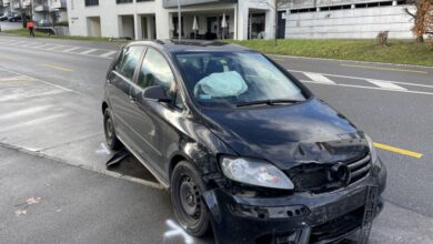 Totalschaden nach Kollision mit Mittelinsel auf Langgasse in Wittenbach SG