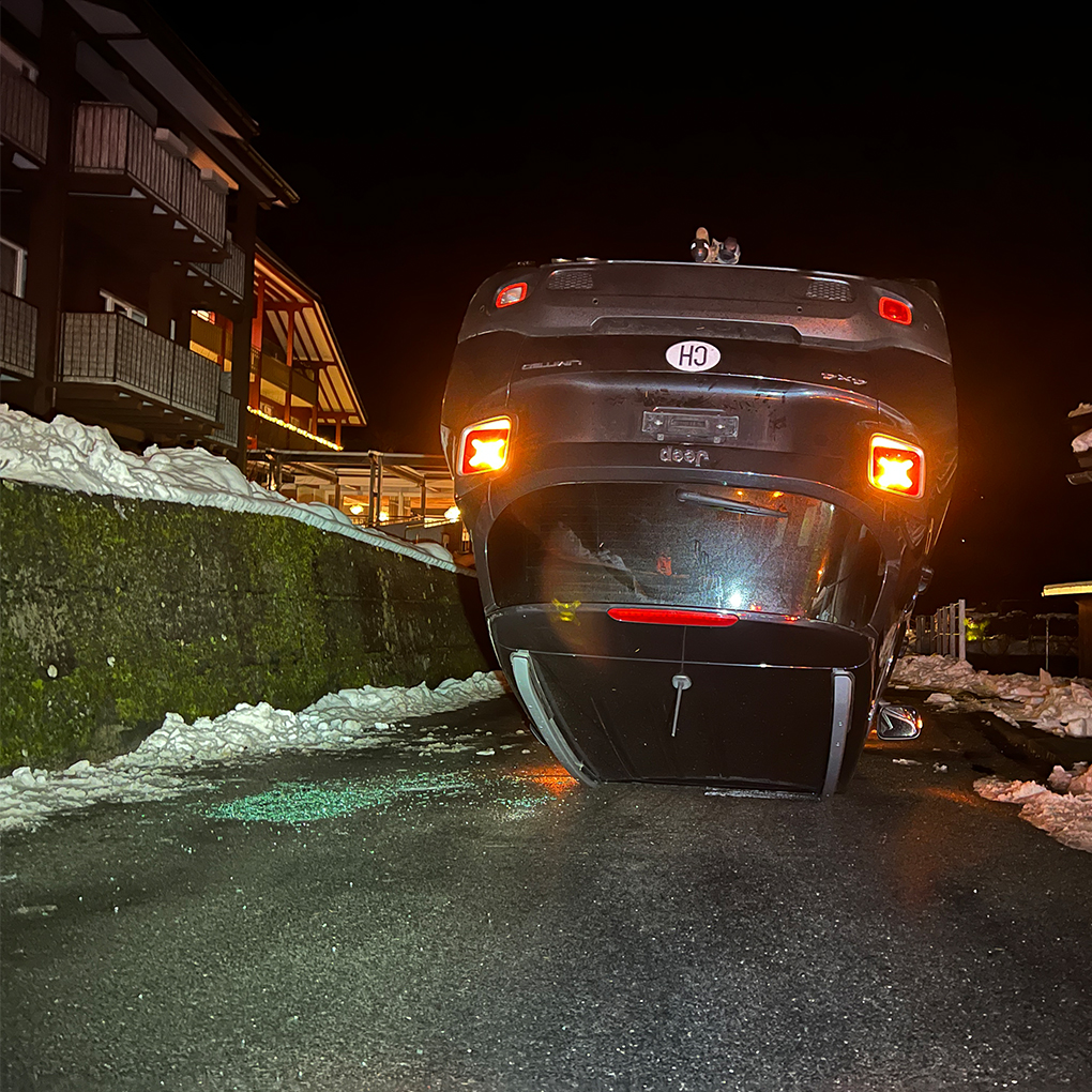 Giswil OW: Bergung des Fahrzeugs nach Alkoholunfall.