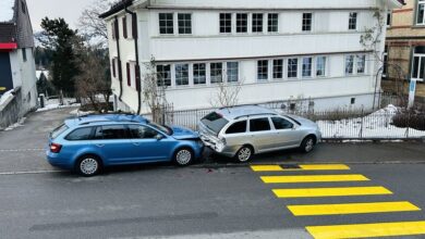 Trogen AR: Heftiger Zusammenstoß mit parkiertem Auto, keine Verletzten