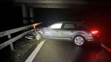 Kaiseraugst AG: Schleudernder Personenwagen kollidiert mit Leitplanken auf A3