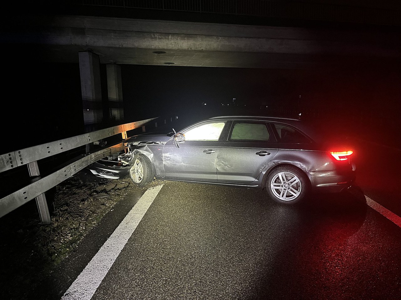 Selbstunfall Kaiseraugst AG: Auto gegen Leitplanke auf A3. Selbstunfall auf der A3 bei Kaiseraugst AG ohne Personenschaden.