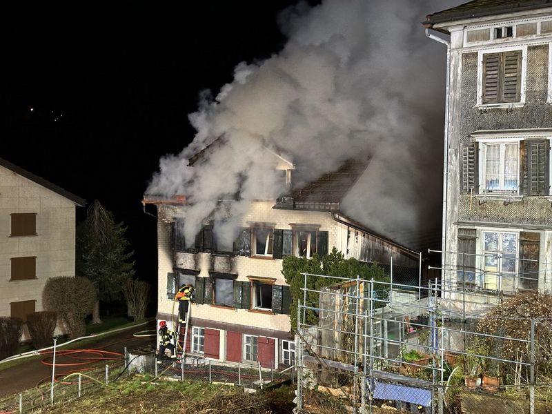 Herisau AR: Brand eines Mehrfamilienhauses verursacht großen Sachschaden. 