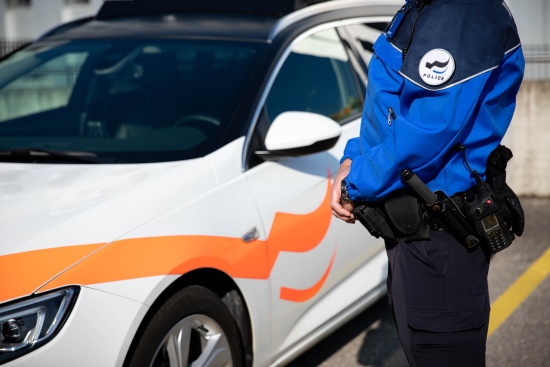 Rettungseinsatz an der Sarine: Mann in Freiburg gerettet. Rettungsaktion an der Sarine in Freiburg.