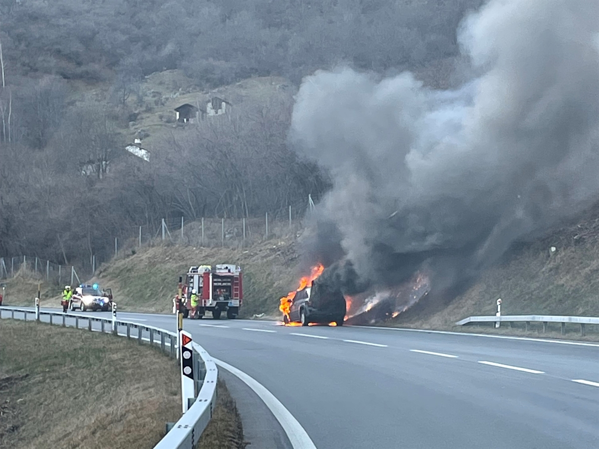 Fahrzeugbrand auf Nationalstrasse in Mesocco GR verursacht Verkehrssperrung. 