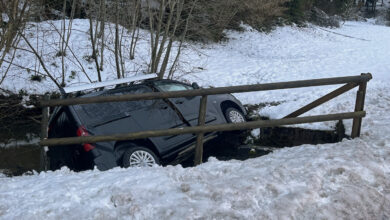 Auto rutscht in Ufhusen LU auf Eis in Bach: Keine Verletzten