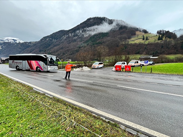 Wolfenschiessen NW: Kontrolle der Kantonspolizeien bei Reisecars. 