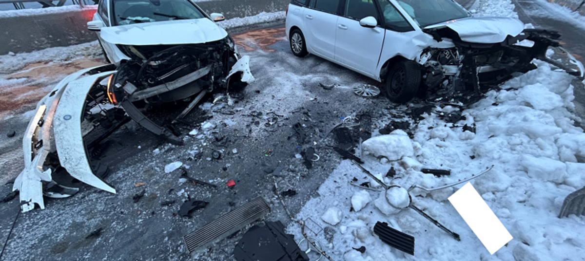 Verkehrsunfall auf Rheinbrücke Hemishofen mit zwei Verletzten. 