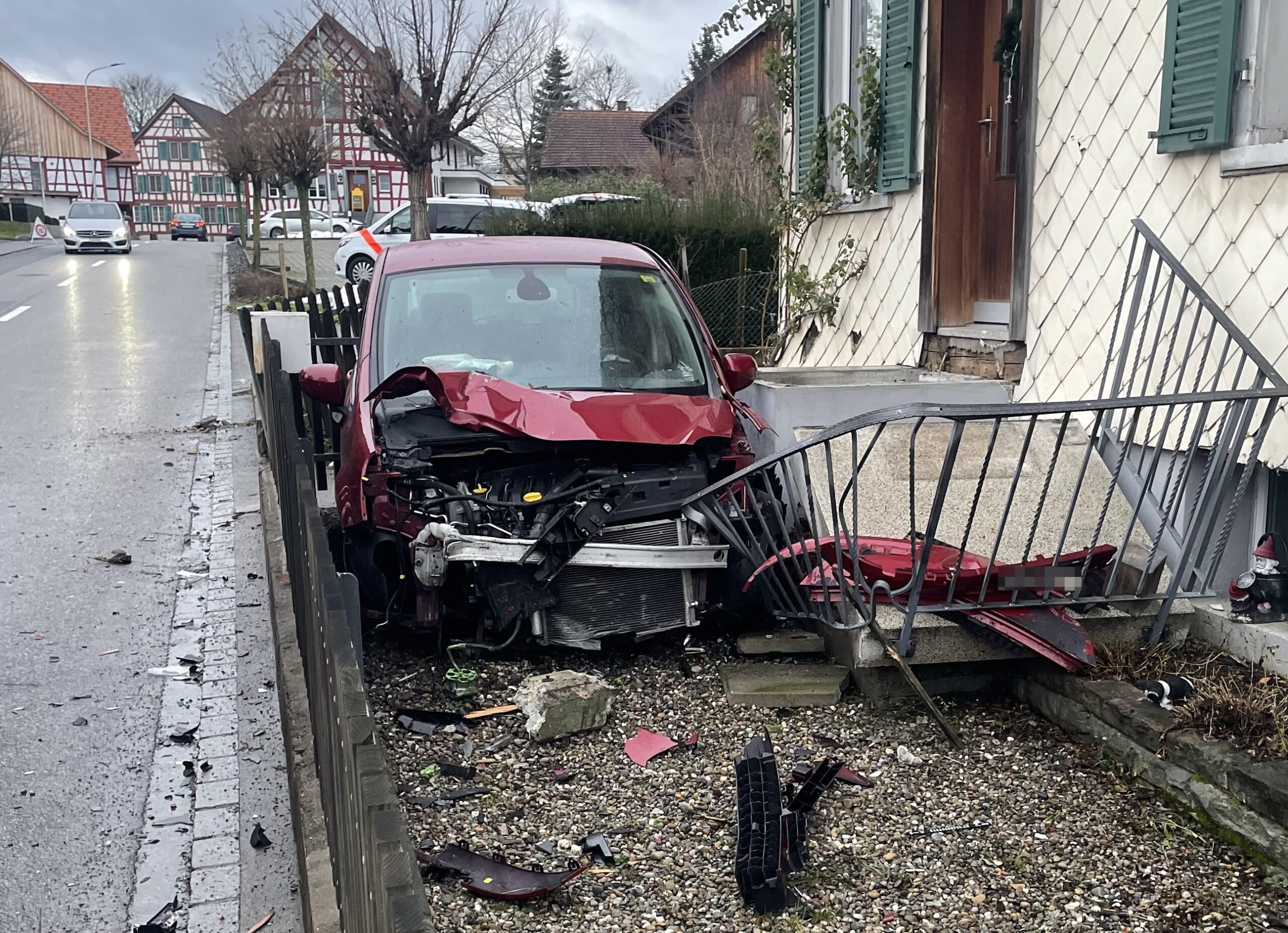 Verkehrsunfall in Lengwil TG: Verletzte nach Kollision mit Zaun und Treppe. Verkehrsunfall in Lengwil TG mit zwei Verletzten.