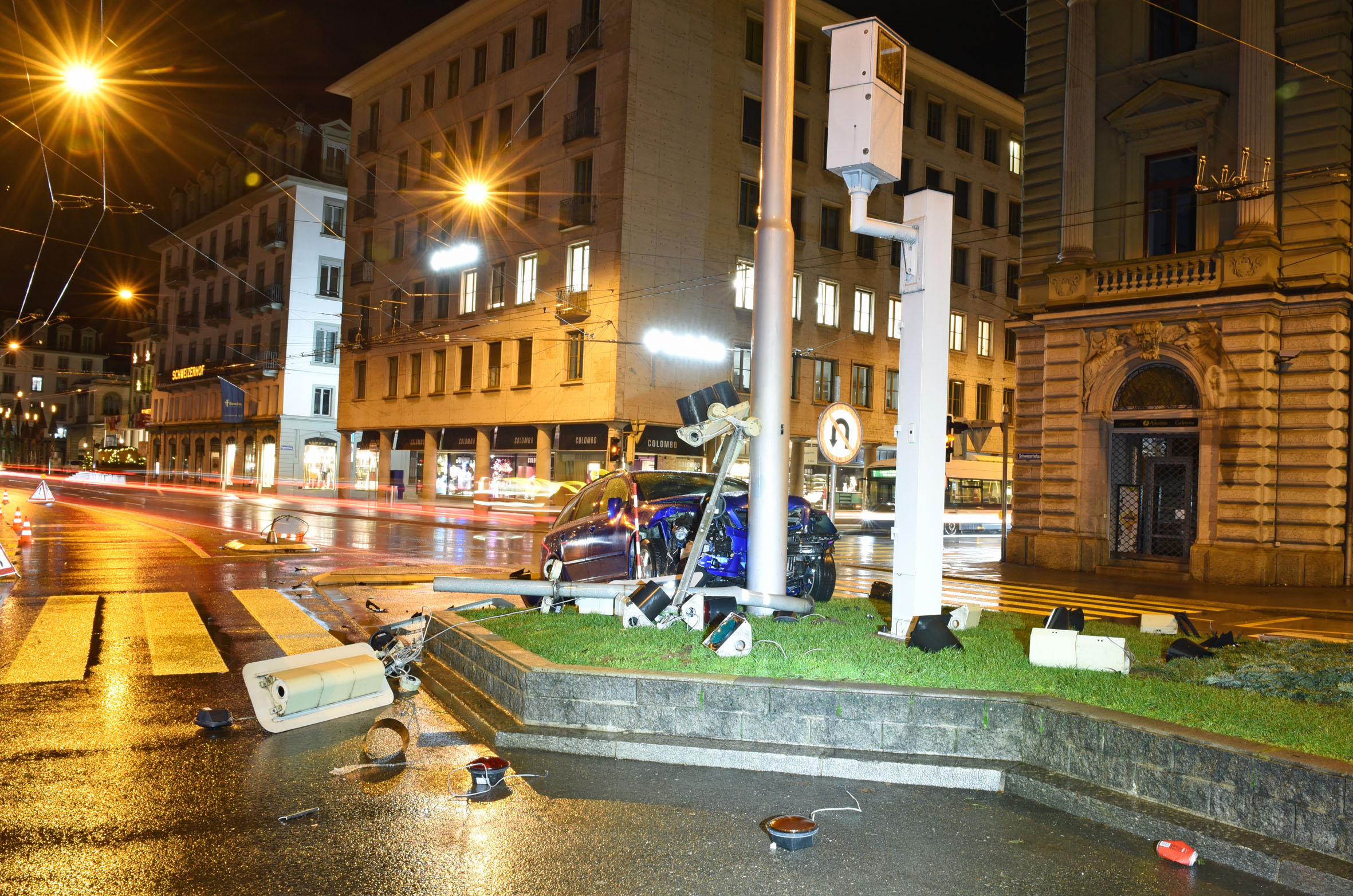 Selbstunfall Luzern: Kollision mit Lichtsignalanlage am Luzernerhof. 