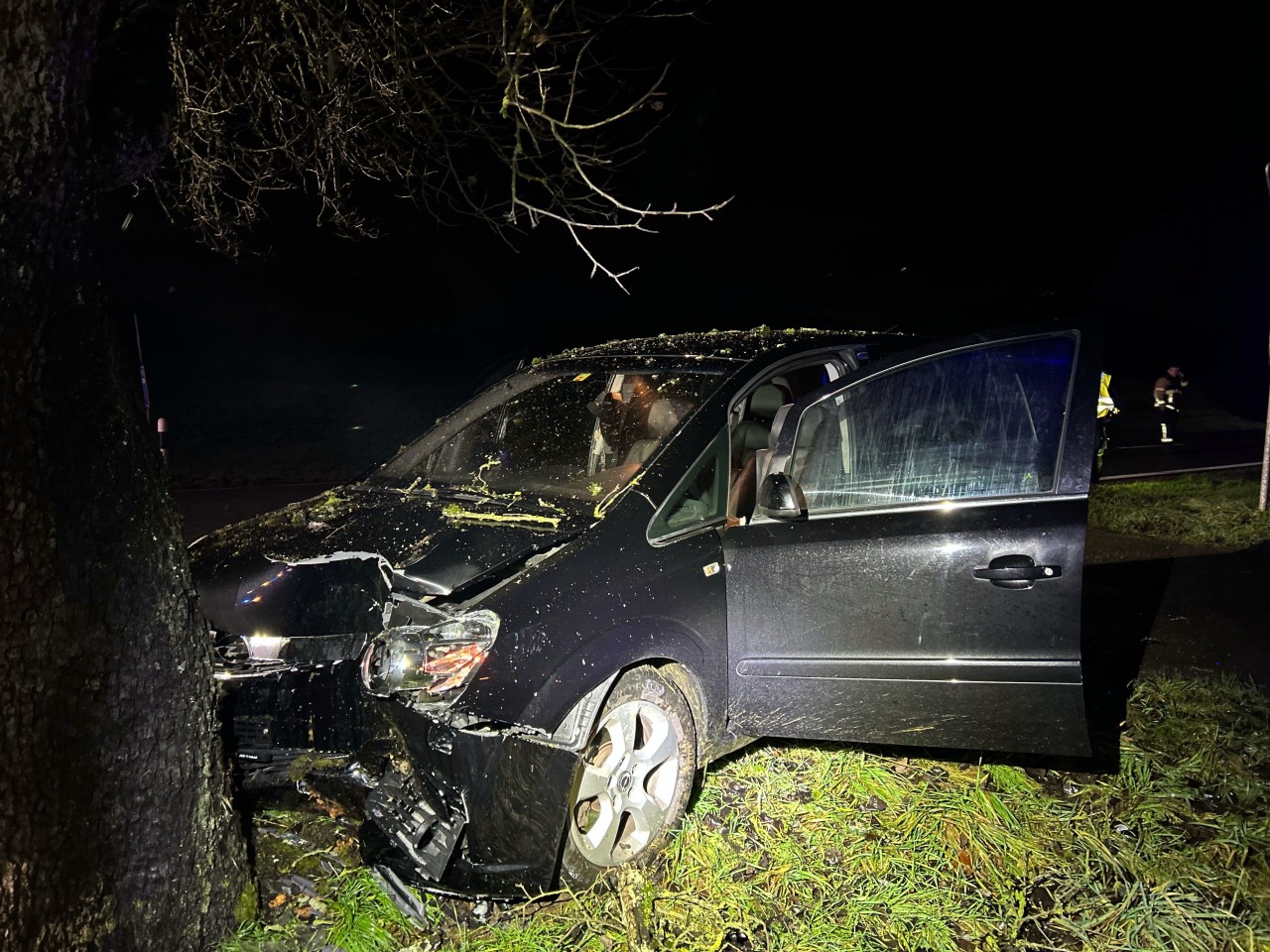 Selbstunfall in Seon AG: Ermittlungen laufen. Selbstunfall Seon AG: Fahrzeug prallt gegen Baum.