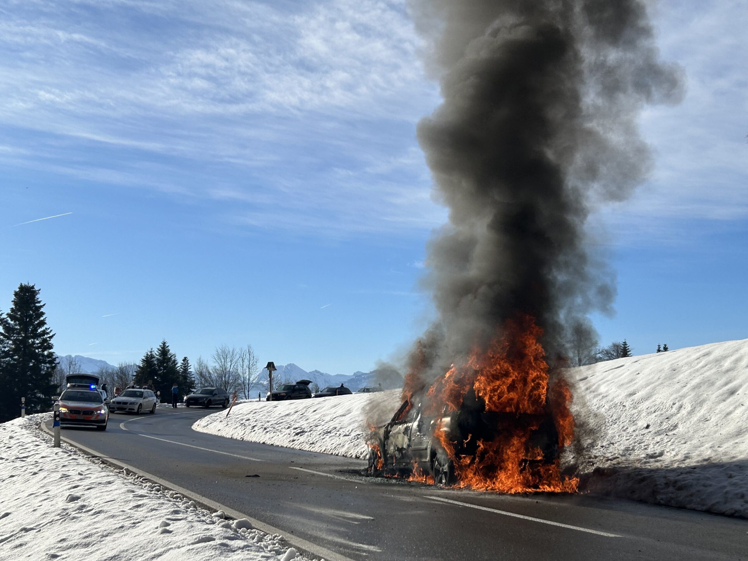 Fahrzeugbrand in Goldingen SG verhindert größere Schäden. 
