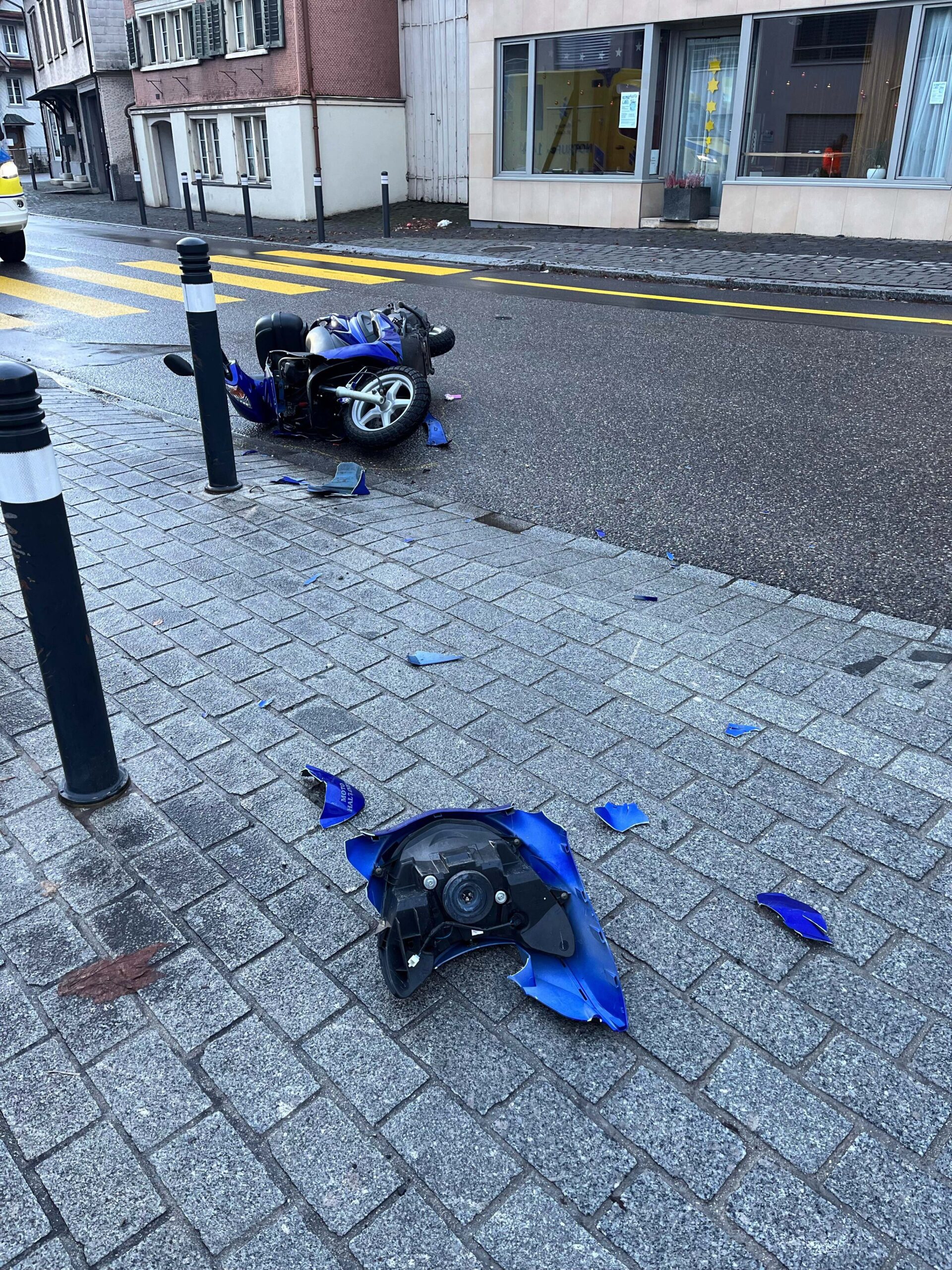 Rollerunfall in Altstätten SG: Rettungseinsatz auf Churerstrasse. Rollerunfall auf Churerstrasse in Altstätten SG.