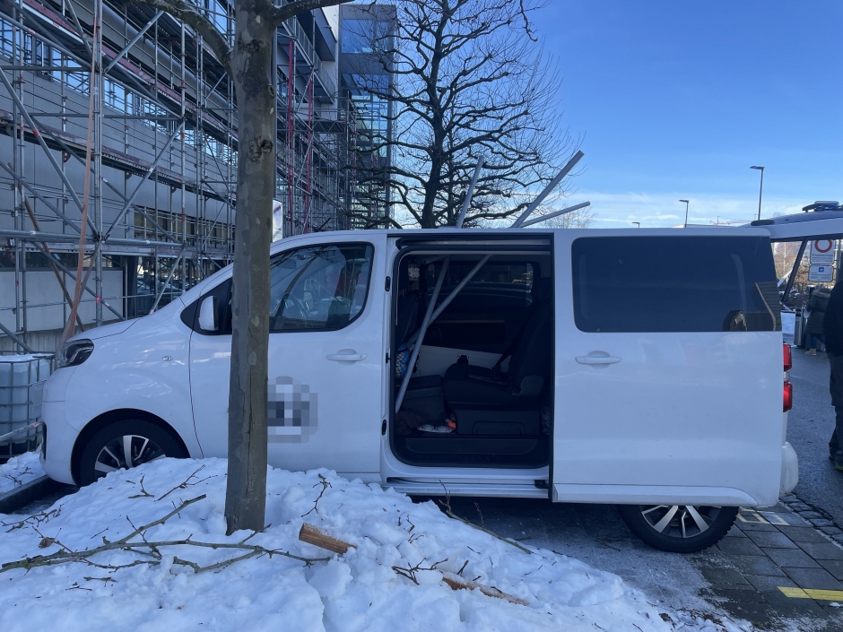 Metallrohr-Unfall in St. Gallen: Fahrzeug schwer beschädigt. Metallrohr-Unfall Lerchenfeldstrasse: Fahrzeug durch herunterfallende Rohre beschädigt.