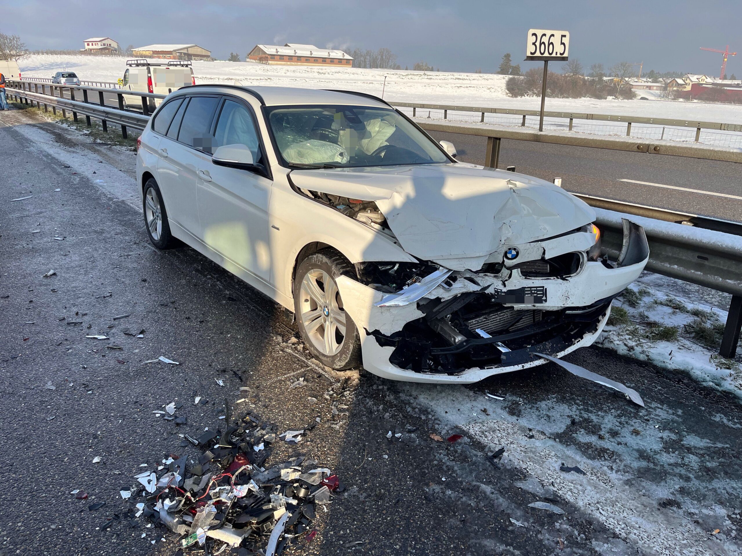 Verkehrsunfälle auf Autobahn A1 bei Niederwil SG: Stau und Sachschaden. Autobahn A1 Niederwil SG: Drei Verkehrsunfälle mit neun beteiligten Fahrzeugen.