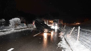 Zuzwil SG: Auto kippt nach Kollision mit Betonmauer um