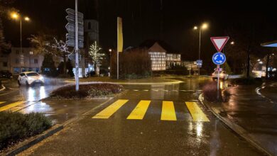 Zeugenaufruf nach Verkehrsunfall in Bülach ZH: Fußgängerin verletzt