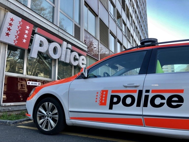 Polizeieinsatz in Sitten VS nach Schießerei mit Todesopfern. Schießerei in Sitten VS: Polizeieinsatz nach tragischem Vorfall.