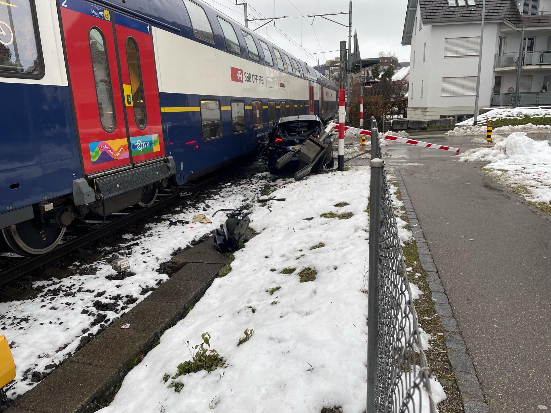 Bahnunfall in Wetzikon ZH: Kollision zwischen Zug und Personenwagen. 