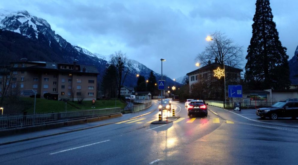 Verkehrsunfall in Netstal GL: Polizei bittet um Zeugenaussagen. Verkehrsunfall in Netstal GL: Jugendlicher beim Überqueren angefahren.