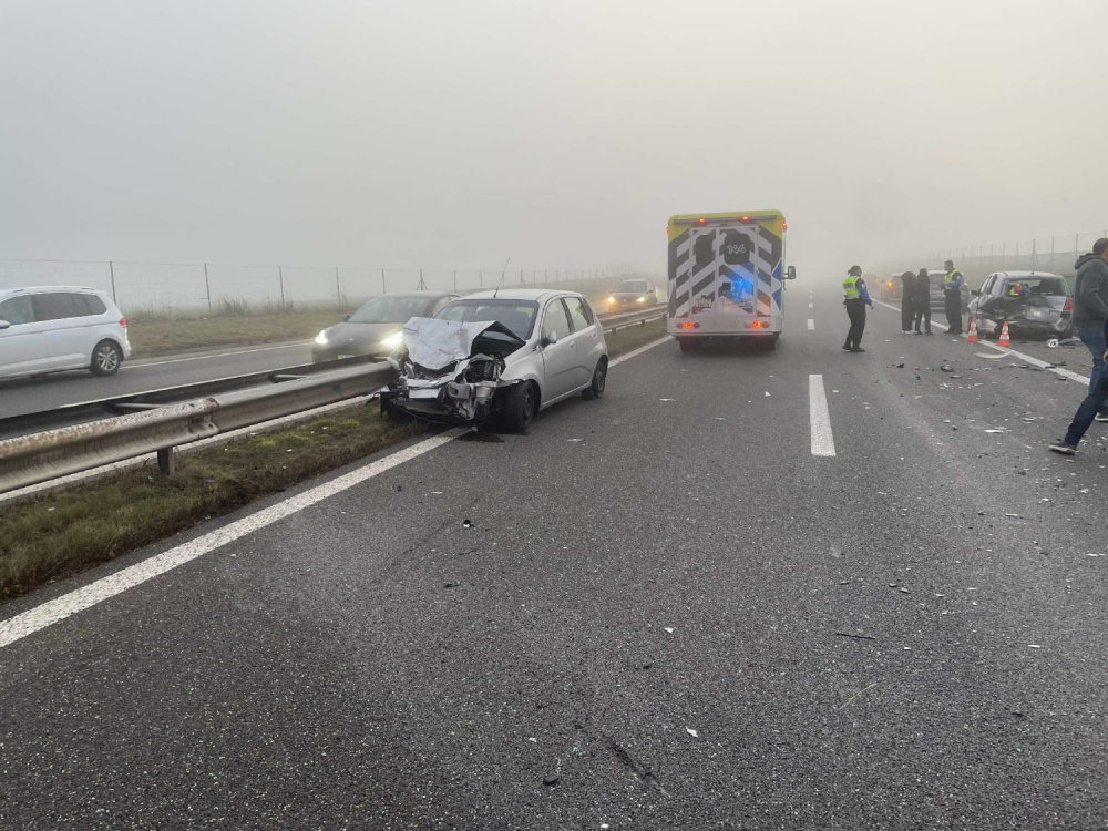 Einsatzkräfte bei Verkehrsunfall auf A12 bei Riaz FR. Auffahrunfall auf A12 bei Riaz FR mit mehreren Verletzten.