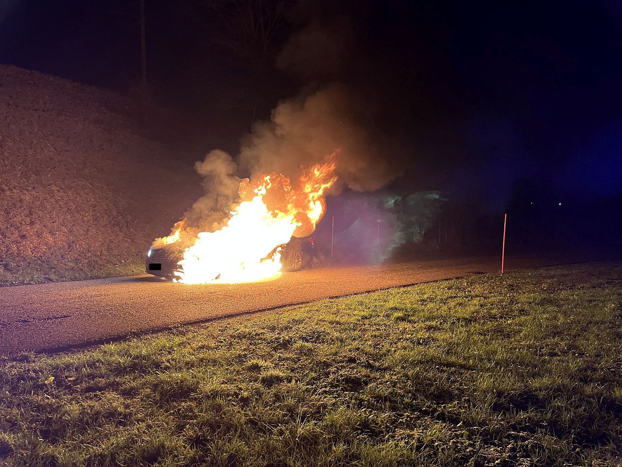 Thürnen BL: Mercedes in Brand geraten. Thürnen BL: Mercedes in Vollbrand ohne Personenschäden.