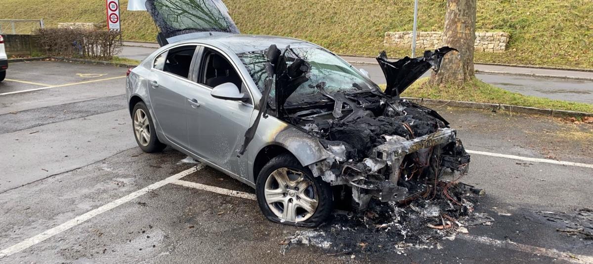 Motorbrand in Neuhausen am Rheinfall SH: Keine Verletzten. Motorbrand auf Friedhofsparkplatz in Neuhausen SH verhindert größeren Schaden.