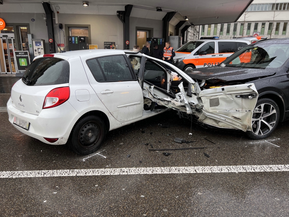 Kollision mit Fahrschulauto in St. Gallen. 