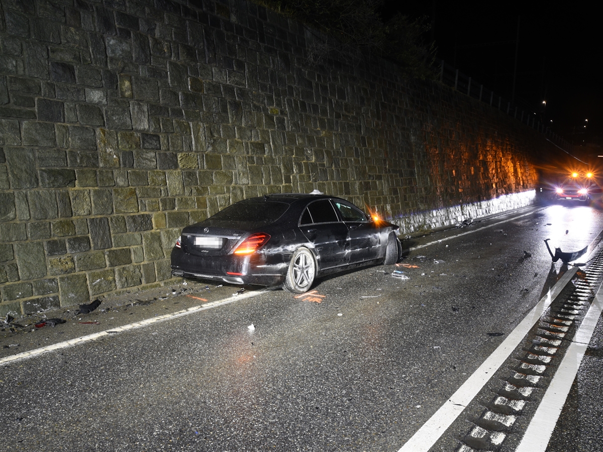 Domat/Ems GR: Taxifahrer erleidet mittelschwere Verletzungen bei Kollision. Taxiunfall in Domat/Ems GR mit schweren Folgen.