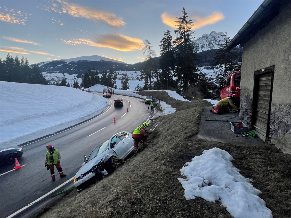 Rettungseinsatz auf N29 Burvagn GR nach Verkehrsunfall. Kollision auf N29 Burvagn GR: Einsatzkräfte bei Unfallrettung.
