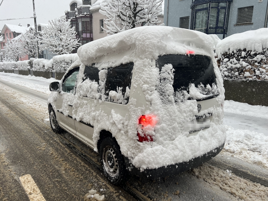 Verkehrskontrolle in St.Gallen wegen Schneelasten auf Autodächern. 