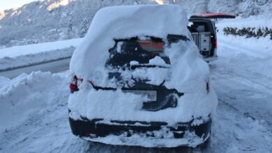 Schneebedecktes Fahrzeug in Ilanz GR trotz Führerausweisentzug unterwegs