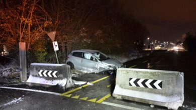 Selbstunfall in Pratteln BL: Alkoholisierter Fahrer kollidiert mit Absperrung