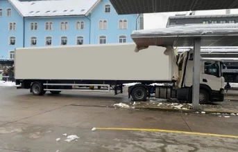 Sattelmotorfahrzeug beschädigt Vordach am Busbahnhof in Baar ZG