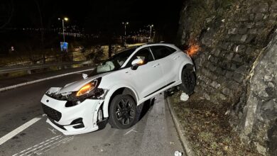 Brunnen SZ: 23-jähriger Autofahrer in Selbstkollision verwickelt