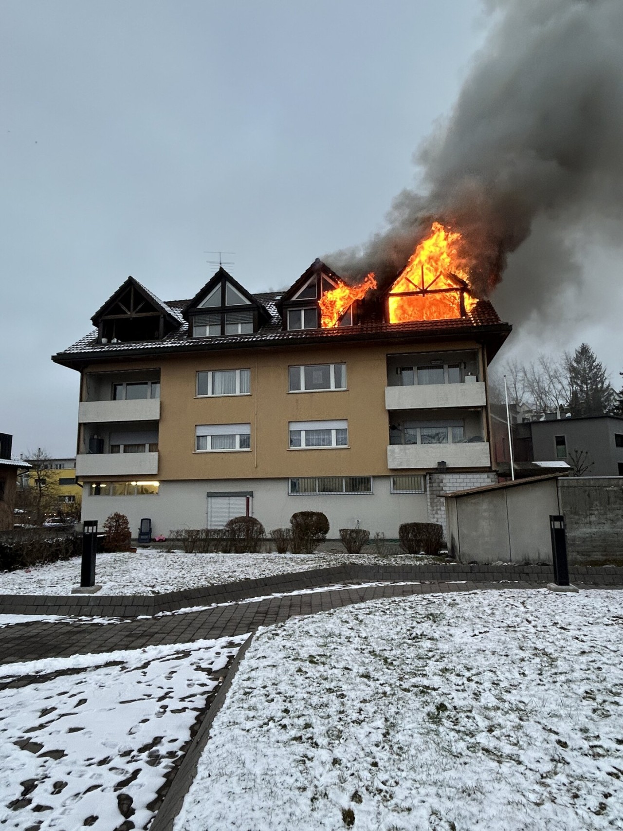 Feuer in Wohn- und Geschäftshaus an der Oberdorfstrasse in Aargau. Feuer in Wohn- und Geschäftshaus an der Oberdorfstrasse in Aargau.