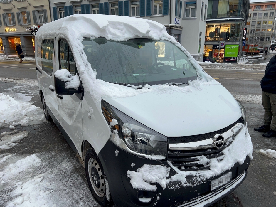 St. Gallen: 13 Fahrer wegen Schnee oder Eis auf ihren Fahrzeugen angezeigt. St. Gallen: 13 Fahrer wegen Schnee oder Eis auf ihren Fahrzeugen angezeigt.
