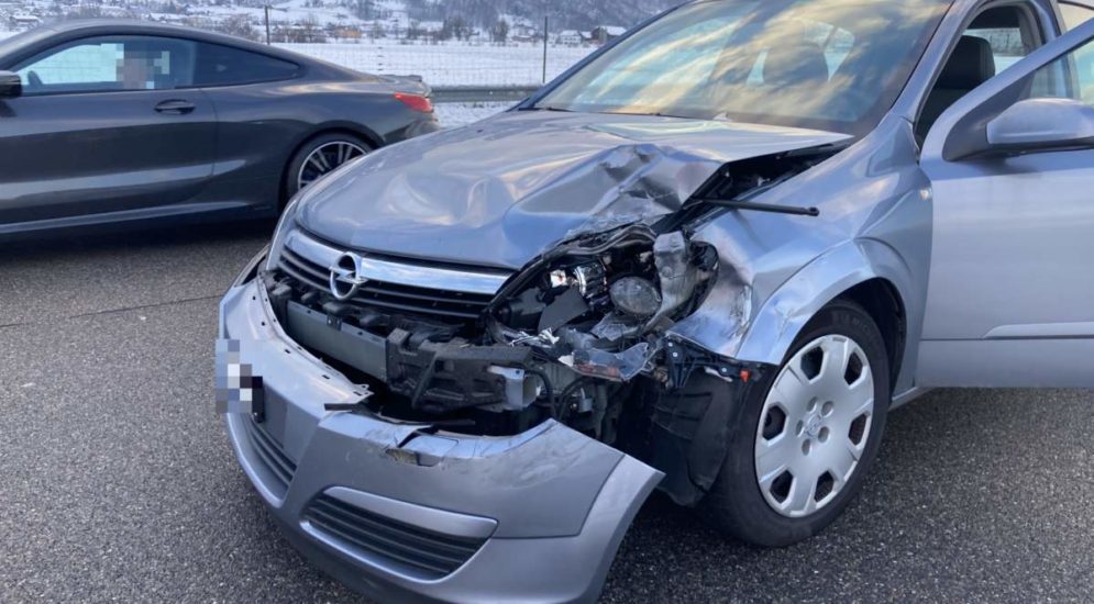 Benken GL: Kollision zwischen Auto und Lieferwagen auf der Autobahn A3. Benken GL: Kollision zwischen Auto und Lieferwagen auf der Autobahn A3.
