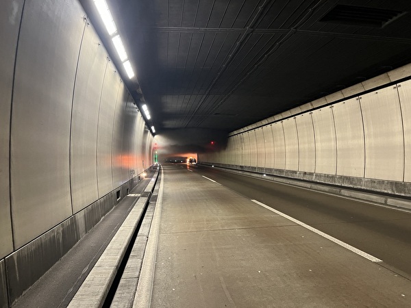 Seelisbergtunnel NW: Fahrzeugbrand führt zu Totalschaden. Seelisbergtunnel NW: Fahrzeugbrand führt zu Totalschaden.