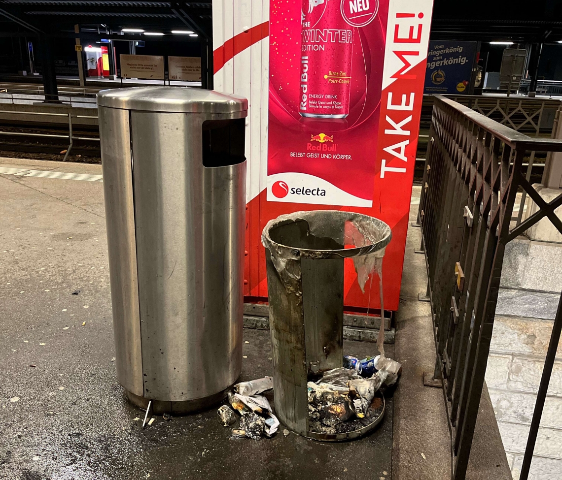 St. Gallen: Brandstiftung führt zu brennenden Abfallkübeln am Bahnhof St. Gallen: Brandstiftung führt zu brennenden Abfallkübeln am Bahnhof